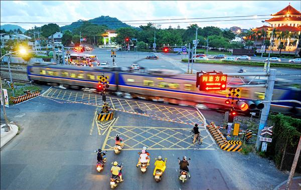 因應雙鐵接駁 崇德 華榮路平交道陷交通黑暗期 地方 自由時報電子報