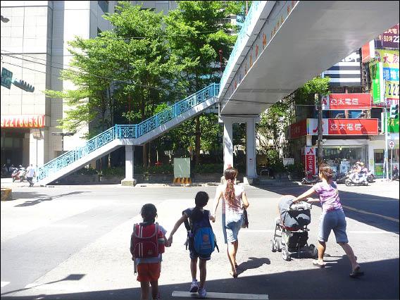 台北縣中和市中山路、福祥路、連城路、中和路5大交叉路口設有天橋，不過許多民眾選擇穿越馬路。（記者潘杏惠攝）