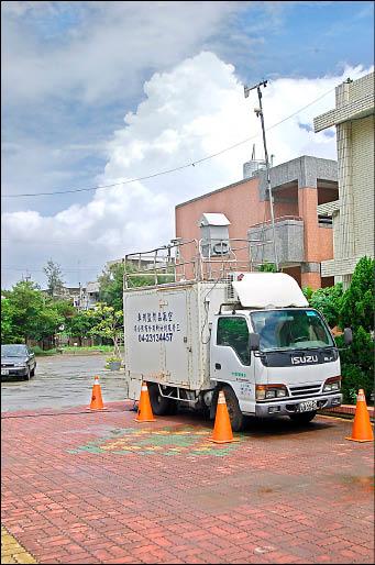 目前六輕廠區周遭設置的空氣污染監測站只有台西、崙背兩地，雲縣環保局則以移動式監測車及人工採樣為主。（記者陳燦坤攝）