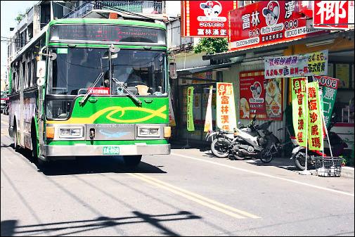 林園北路狹窄，公車跨線被批危險駕駛。（記者洪臣宏攝）