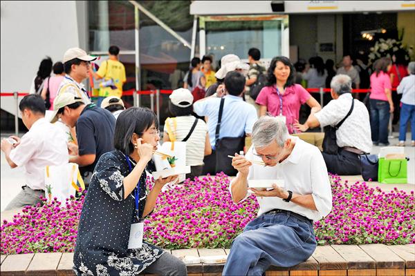 園區內提供餐飲的輕食區座椅嚴重不足，中午用餐人潮爆滿，部份民眾只好將餐盒拿到外面吃，相當不方便。（記者方賓照攝）