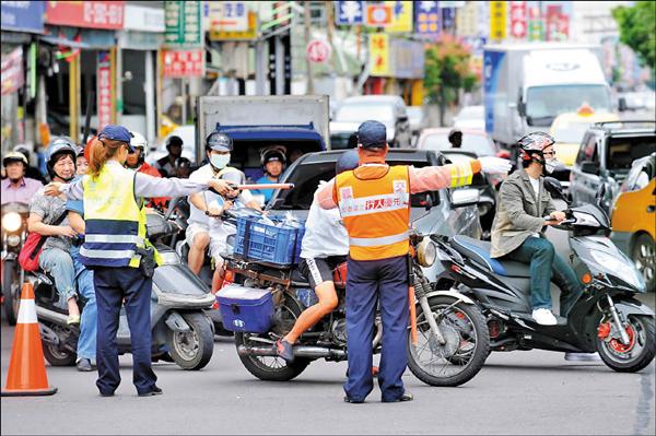 配合花博營運測試，建國北路至中山北路的民族東路路段，進行單向交通管制，用路人抱怨連連。（記者簡榮豐攝）