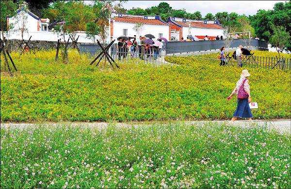 配合花博重新開放的兒童育樂中心因指標不清楚，民眾幾經輾轉仍無法入內，抨擊市府辦事太差勁。（記者簡榮豐攝）