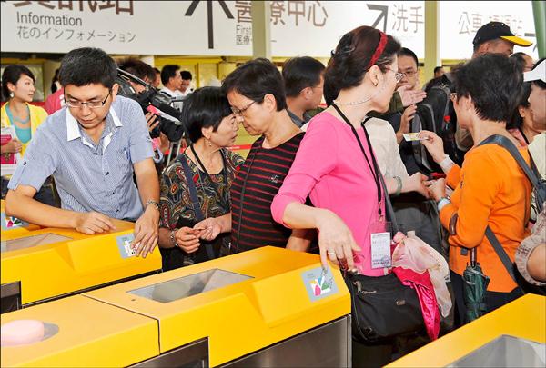 花博測試志工刷卡進入圓山園區，出現驗票機無法驗票情形，工作人員協助排除故障，現場一度混亂。（記者簡榮豐攝）