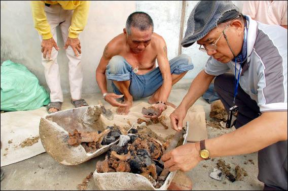 金斗甕存將軍遺骸，因泥土封層，最後決定動用切磚機開甕，才順利讓骨骸重見天日。（記者李立法攝）