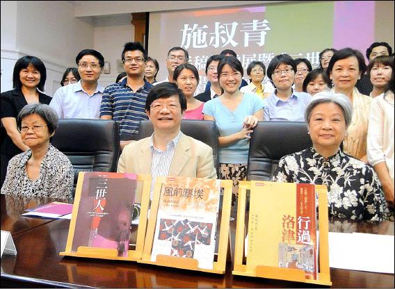 施叔青（前右）「台灣三部曲」完結篇《三世人》新書發表，姊姊施淑（前左）同台座談評論。（記者洪瑞琴攝）