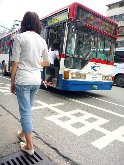 新店北新路、中華路口設置有許多水溝蓋板，但因緊鄰公車亭，許多女性乘客上下車時，高跟鞋容易被卡住，導致挫傷。（記者潘杏惠攝）