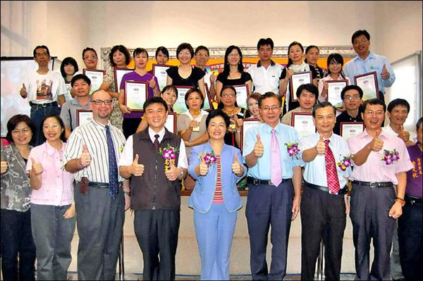 鹿港鎮今年總共有25家商家通過英語服務標章認證，獲獎業者昨獲表揚。（記者張聰秋攝）