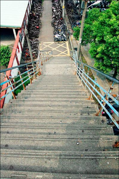 彰化火車站後站人行陸橋，由於橋面與階梯角度甚大，令人走得心驚膽跳，也因此被冠上「天梯」稱號。（記者湯世名攝）