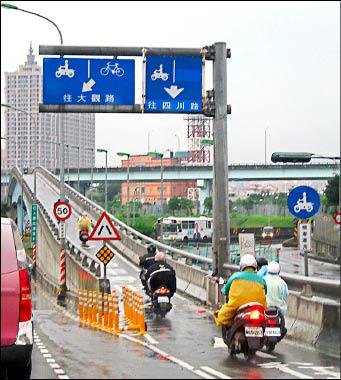 設計不當浮洲橋機車引道事故多 地方 自由時報電子報