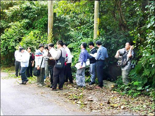 苗五十線拓寬工程沿線有兩處保育類動物石虎棲息地，環評委員、林務局等單位官員前往現場了解現況。（記者張勳騰攝）