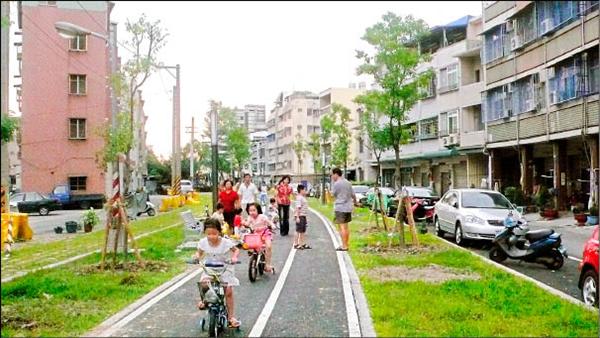 中鋼廢棄鐵道變身自行車道及綠地，小朋友高興自在的騎車。（記者葛祐豪攝）