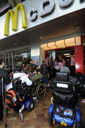 十餘位身障團體代表昨日前往麥當勞餐廳，抗議麥當勞無障礙設施不足，影響身障人士用餐。（記者王敏為攝）