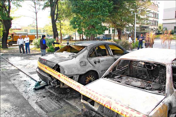 BMW轎車起火，連同旁邊的賓士車也一起燒毀，車主欲哭無淚。（記者李立法攝）