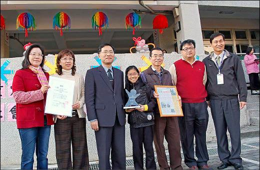 塗城國小吳善文（左四）救樹獲肯定，台中市副市長蔡炳坤（左三）到校頒獎表揚。（記者陳建志攝）