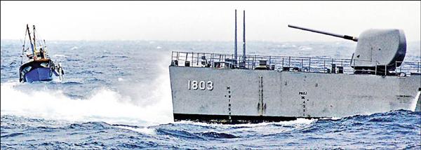 險象環生 漁船博吉利紀德艦前 搶船頭 政治 自由時報電子報 險象環生 漁船博吉利紀德艦前 搶船頭 政治 自由時報電子報