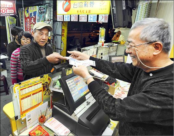 今天開獎的大樂透頭獎上看11億，買氣強強滾。（記者王藝菘攝）