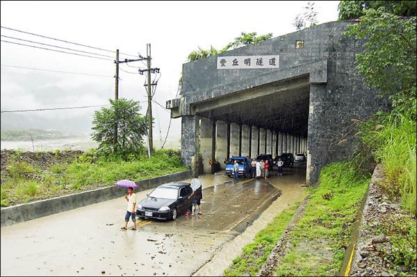 豐丘明隧道發生土石流意外，也常因下雨泥流造成交通中斷，如今已經另闢高架道路取代，交通安全提昇不少。（記者陳信仁攝）