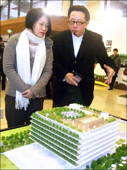 建築師劉培森（右）向副市長劉世芳介紹綠建築的高市圖總館。（記者葛祐豪攝）