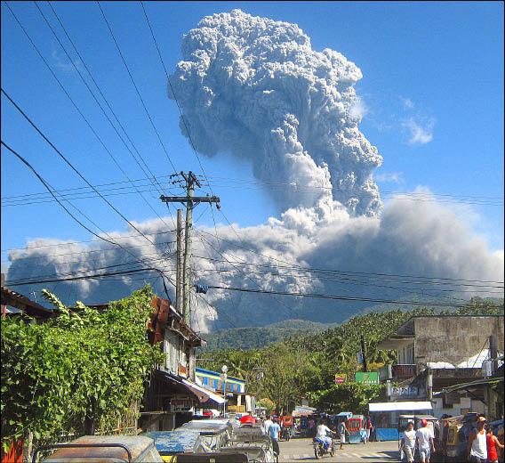 菲律賓呂宋島布魯珊火山噴發。（歐新社）