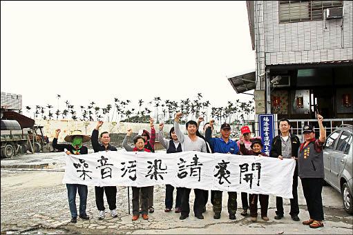 福添瀝青混凝土廠區長期發出噪音、製造塵沙，稻香村民舉抗議布條，抱怨生活品質低落。（記者林欣漢攝）