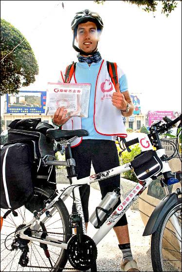 澳洲青年安德魯為弱勢少女而騎，環島為中途之家募款。（記者侯千絹攝）