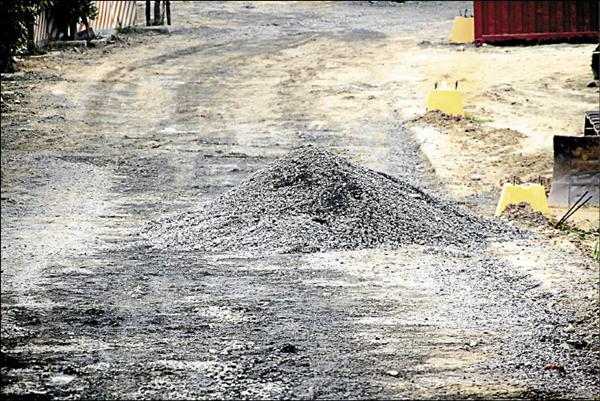 民雄污水處理廠用爐石填補路面，自救會質疑含重金屬，抗議要求嚴查。（記者林宜樟攝）