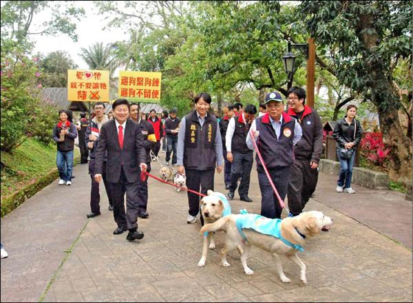 遛狗繫狗鍊遛狗不留便 縣長率官員大陣仗宣導 地方 自由時報電子報