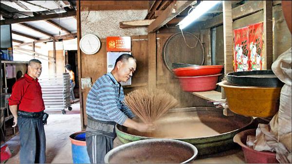 在陳振芳香舖工廠裡，老師傅正以天然的香料交揉著熟練的手技，展開一次又一次繁複製香過程。（陳振芳香舖提供）