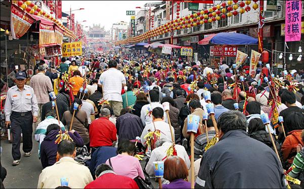 大甲鎮瀾宮媽祖前來新港奉天宮進香，昨天一早舉辦祝壽大典，上萬信眾在街道上下跪，場面莊嚴壯觀。（記者林宜樟攝）