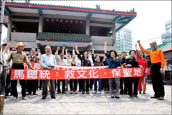 祭祀公業廖烈美自救會成員昨到烈美堂祖厝拉布條，要求馬英九總統及市府相關單位重視烈美堂保護問題。（記者張協昇攝）