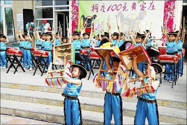 崙背鄉花舞客庄活動，小朋友進行開口獅表演。（記者詹士弘攝）