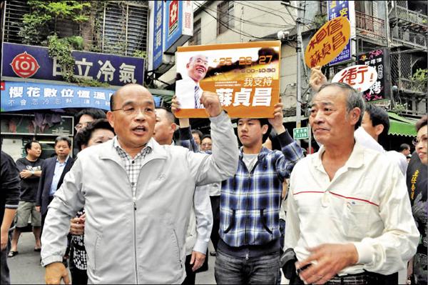 民進黨總統初選民調揭曉前夕，蘇貞昌（左）重回大學時代居住的新北市新莊區豐年街探視「鄉親」，受到老鄰居熱烈歡迎。（記者蔡百靈攝）