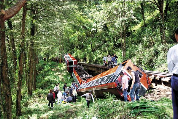 阿里山小火車昨天發生重大意外，斷木砸中小火車導致4節車廂翻覆，造成至少5人死亡，逾百人輕重傷。（讀者陳芳宜提供）