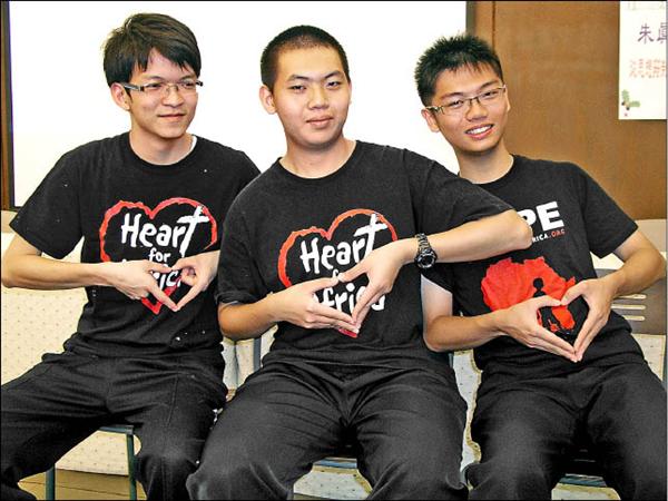 一趟非洲志工行，改變彰中學生林開亮（左起）、洪培瑄及陳伯仰的志向。（記者吳為恭攝）