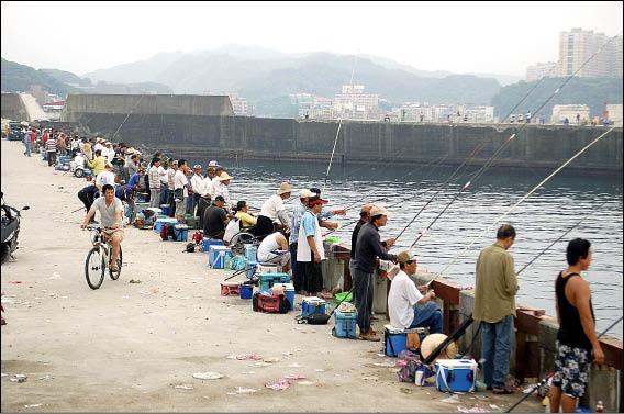 鯖魚大咬八斗子堤防滿釣客 地方 自由時報電子報