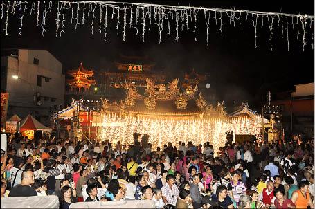 新北市三重區先嗇宮主辦的「宗教文化藝術節暨神農文化祭」昨晚在燦爛煙火秀中揭幕。（記者蔡百靈攝）