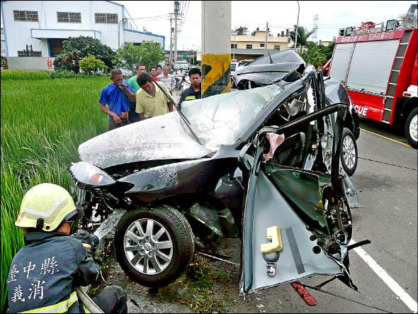 砰！車腰斬包電桿 1死3傷 - 社會 - 自由時報電子報