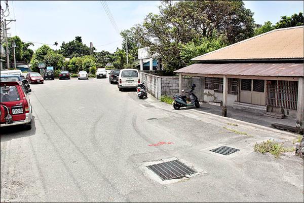 當地住戶希望縣府能暫緩舊吉安火車站遺址前路段的拓寬工程。（記者林欣漢攝）