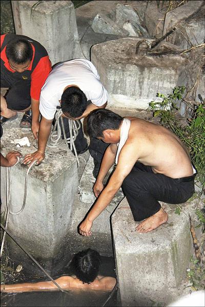 全裸鐵鍊綑綁女性 