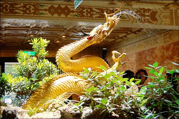 日治時期神社水泥塑的龍身，被原址保存，鍍金成為百年金龍。（記者黃其豪攝）