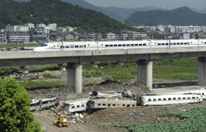 中國政府在24日火速將溫州高鐵追撞事故列車就地挖洞掩埋，如此令人費解的動作立即引來各界批評聲浪。(路透社)