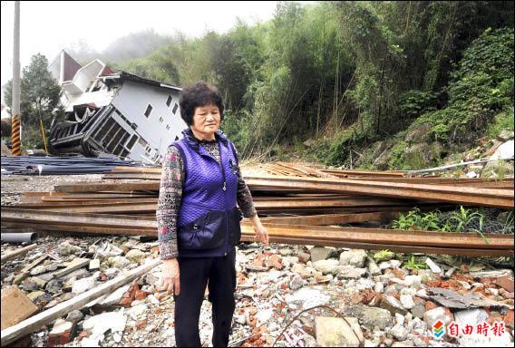 今年68歲的郭彩秀，原本擁有五家賣茶的店面小鋪，莫拉克颱風豪雨沖毀她在太和山間的茶田和店面，如今她搭起鐵皮屋，在崩塌地前賣起檳榔。（記者方賓照攝）