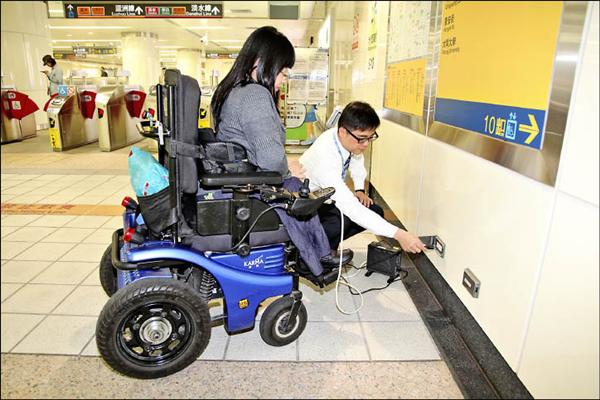 [閒聊] 北捷中山站的輪椅女子