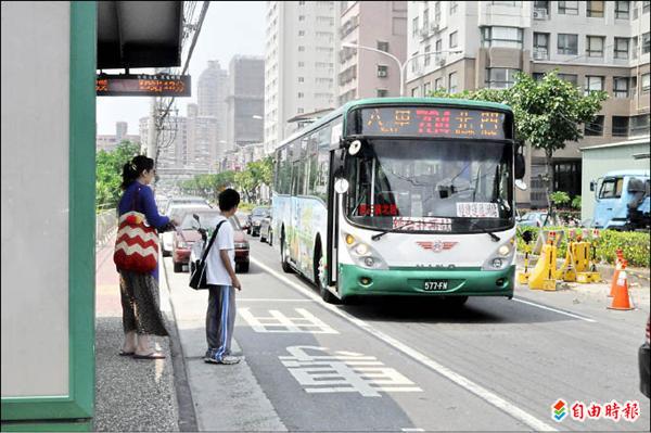 新北市八里區許多居民抱怨，主要幹道龍米路自渡船頭以北到八里、五股交界處，只有一線七○四公車，相當不便。（記者蔡百靈攝）