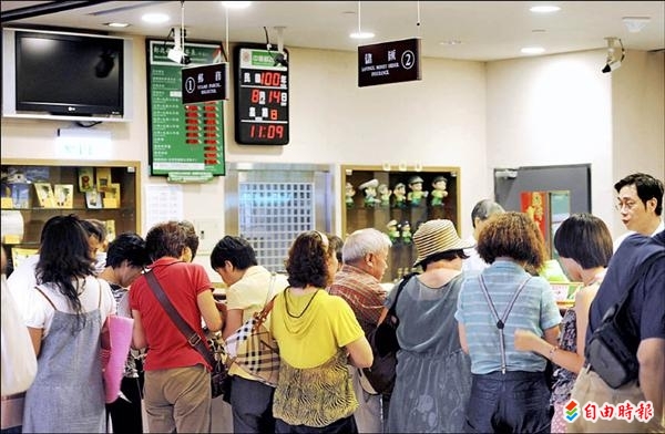 故宮郵局爆集體貪瀆案！三名員工涉嫌在共同值勤時，就會關應該打開的匯率顯示螢幕（圖左上），以不實匯率兌換人民幣牟利。（記者張嘉明攝）