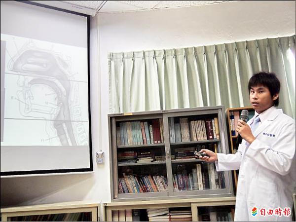 署東耳鼻喉科醫師徐英碩引進微創多層次上呼吸道成形術，解決患者的打鼾問題。（記者王秀亭攝）