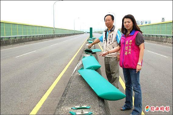 烏日環中路上的防眩板整排斷裂，市議員吳瓊華要求儘快修復。（記者陳建志攝）