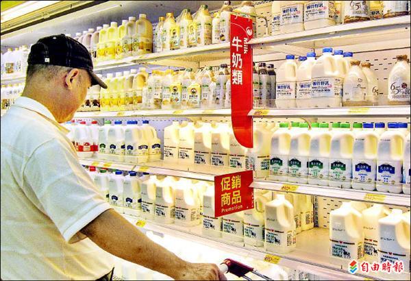 味全、統一及光泉三家乳品業者調漲鮮乳價格，公平會昨天分別處以新台幣800萬元至1200萬元罰鍰。（記者張嘉明攝）