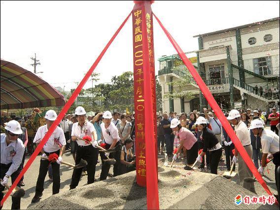 縣長主持鹿谷鄉小半天高架道路動土儀式。（記者陳信仁攝）